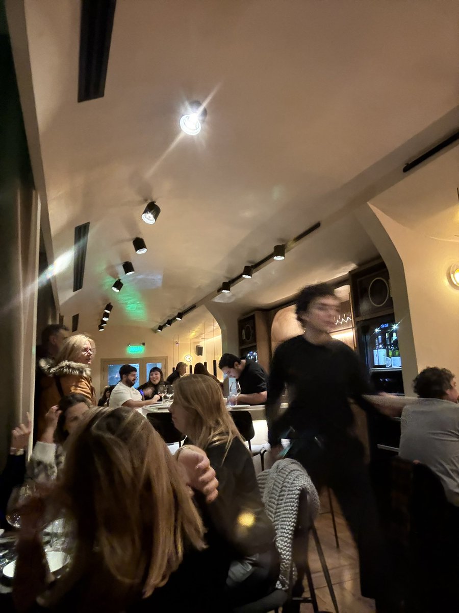 Ahora en Bordo, lleno total. Cada plato tiene un solo ingrediente (el bife viene con guarnición de tartare) y es espectacular!