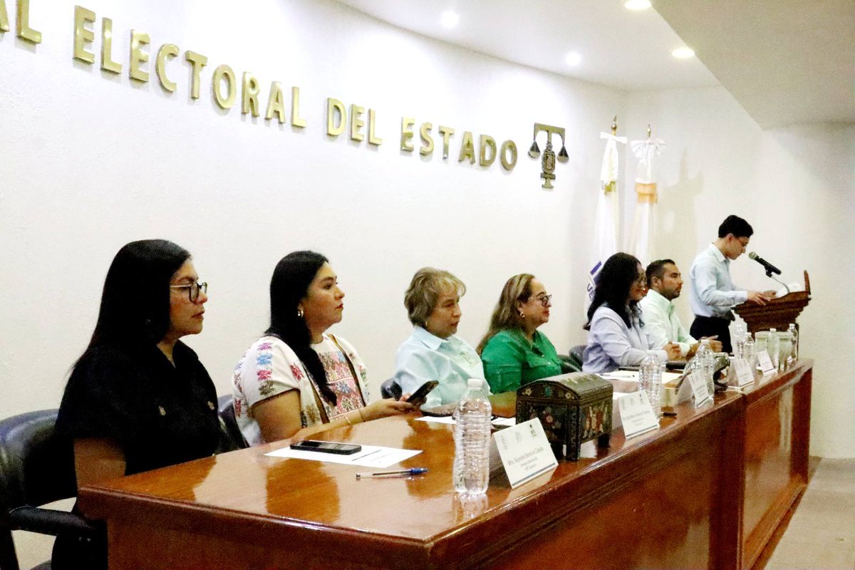📷 La Magistrada Presidenta del Tribunal Electoral del Estado de Guerrero, 𝗔𝗹𝗺𝗮 𝗗𝗲𝗹𝗶𝗮 𝗘𝘂𝗴𝗲𝗻𝗶𝗼 𝗔𝗹𝗰𝗮𝗿𝗮𝘇, asistió a la fase final del Concurso de Oratoria y Debate "Guerrero Delibera" que organizó el IEPCGRO.