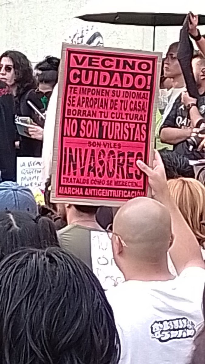 Así se lleva acabo la marcha contra la gentrificación en la #CDMX, con la consigna “Gringo, go home”. 

Importante regulación y atención al desplazamiento que se vive en el país por la llegada de extranjeros.