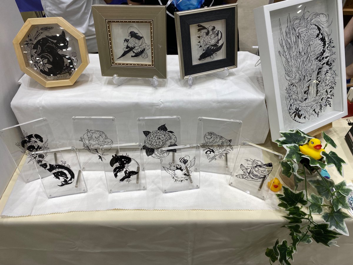 うにかじき設営完了しました！かなり見やすい感じ！西館Aゾーン入り口すぐ！！アクリルキーホルダーは譲り合ってご覧ください。二箇所で分かれて見られます。
双方圧巻ーー！

#デザフェス61