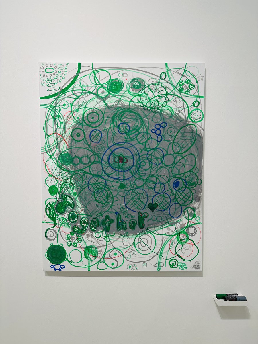 鑑賞者が自由にキャンバスに丸を描ける、オノ・ヨーコの作品。

ホワイトキューブの壁にかけられているアート作品にペンで描き入れるのは緊張感があったけど、面白い体験だった。