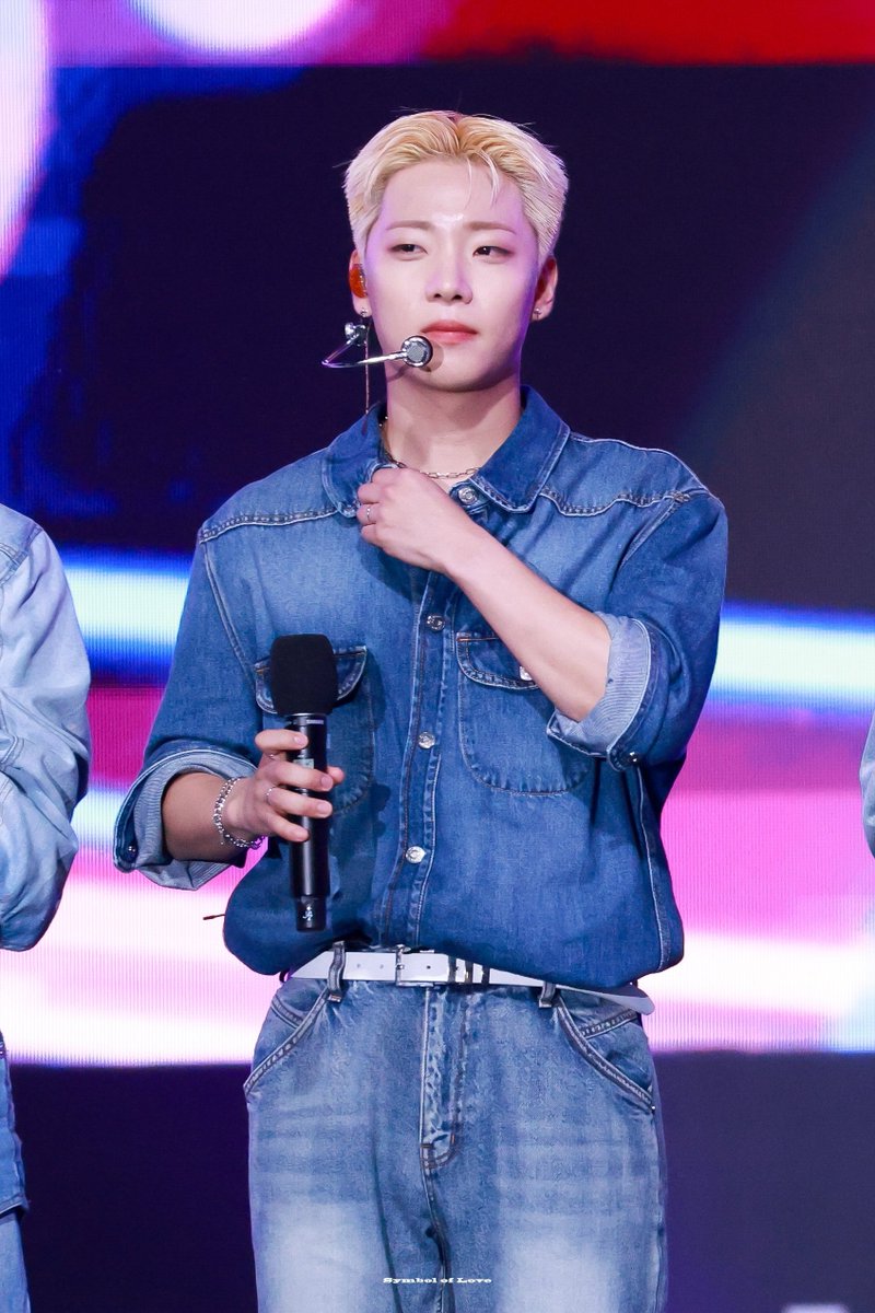 Symbol_of_Luv's tweet photo. 250607 천안 영스트리트 #이션 
#온앤오프 #ONF #ETION https://t.co/vn7C1tyQMR
