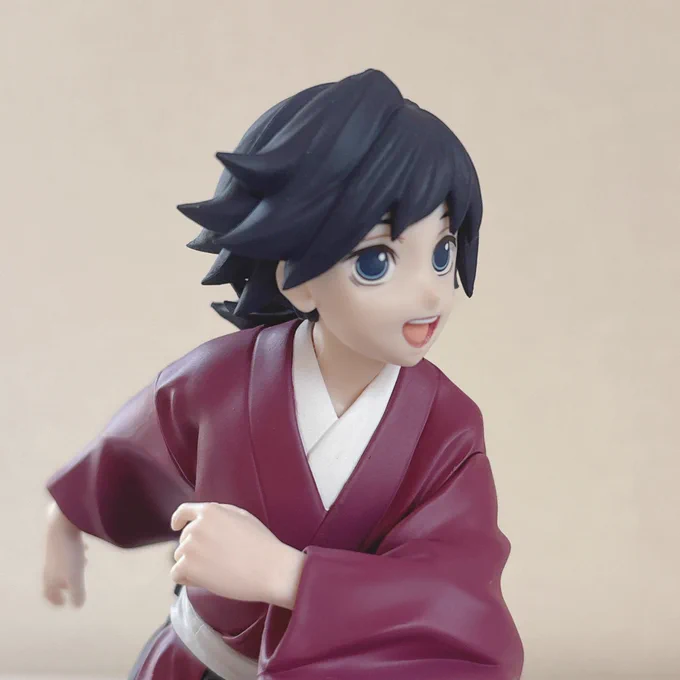 お顔です 髪の毛の凸凹カクカクは各種ぎゆうさんフィギュアより少し抑えめな気がします(幼少期だから…?)後頭部の丸みがかわいい 耳が出てると快活なイメージになりますね