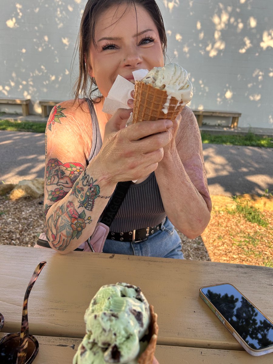 flickyournic's tweet image. the most beautiful gal around.