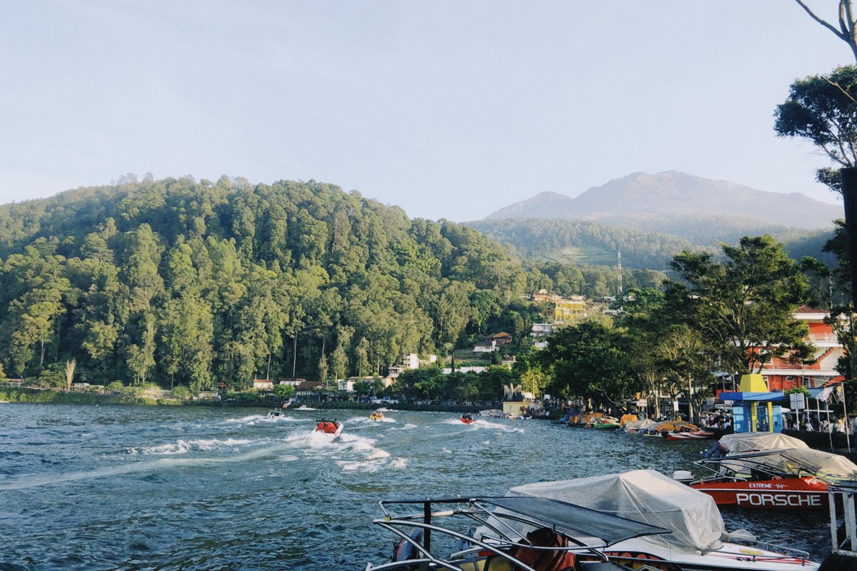 today i walked around sarangan lake and felt the fresh air flow into my body
