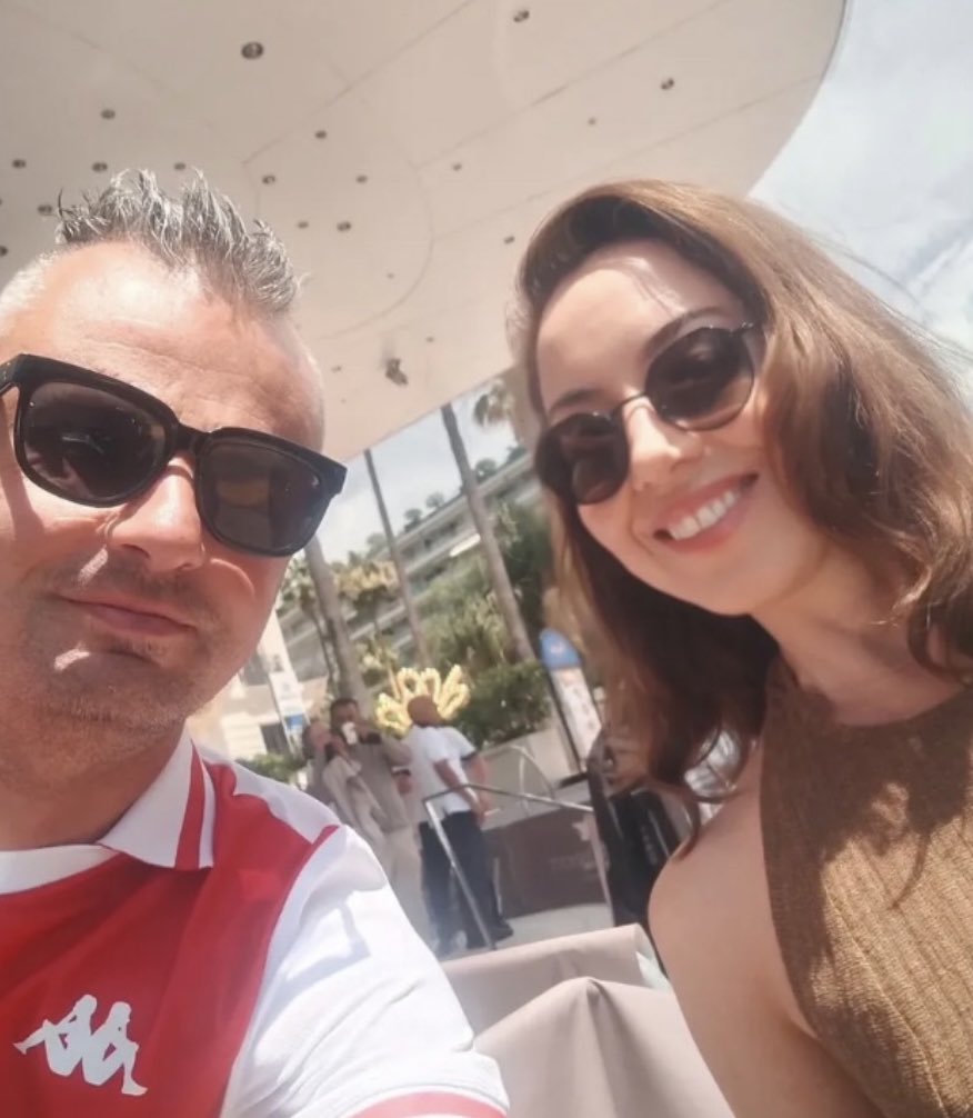 aubreyplzabr's tweet image. Nova/Velha foto da Aubrey Plaza com um fã no Festival de Cannes 2025 🤎