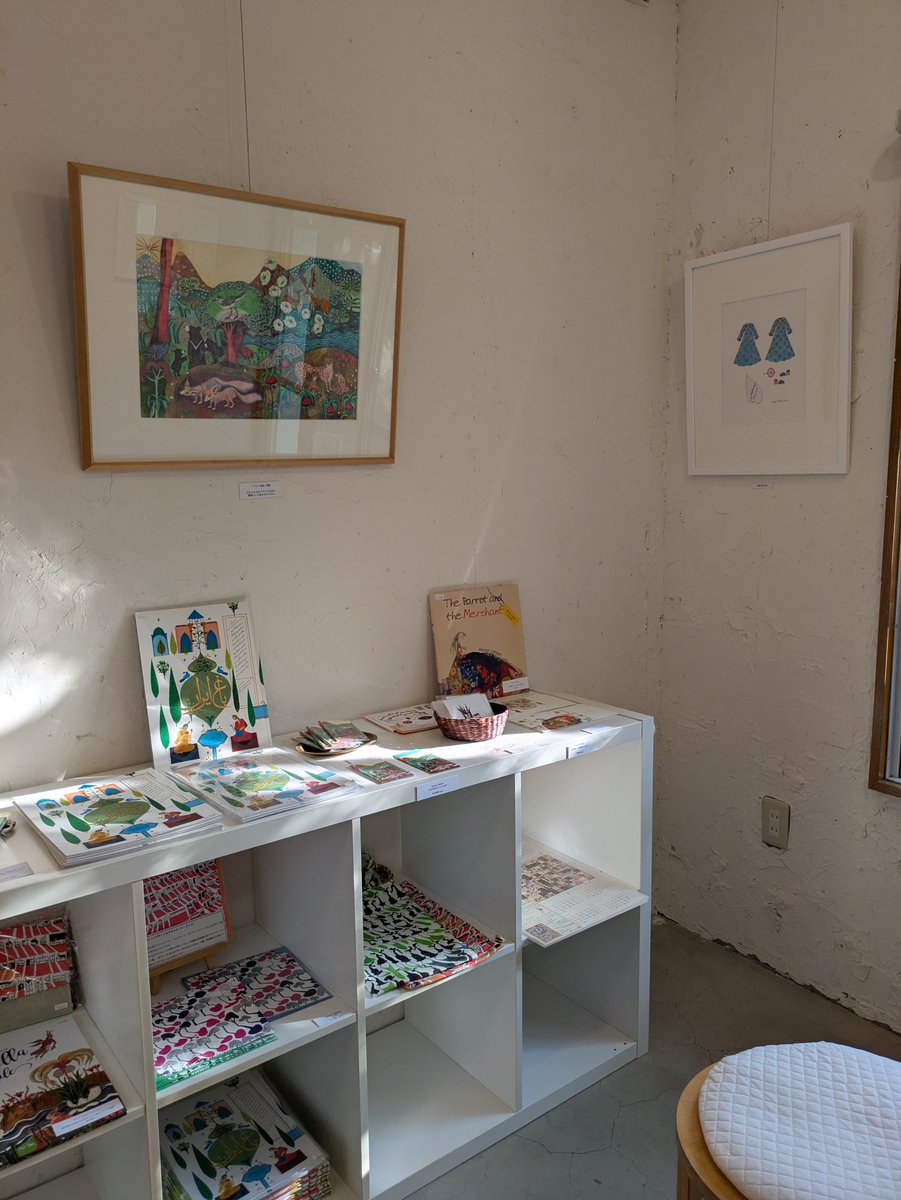 \いたばし絵本さんぽ/
東武東上線成増駅北口近くのCafe &amp; Gallery Patinaでは毎夏恒例の「イランの絵本展」を開催中。絵本作家マルジャーン・ヴァファーイヤーンによる、ボールペンで細密に描かれた原画を間近に見られる貴重な機会です。ランチやスイーツとともにお楽しみください。7月8日(火)まで。