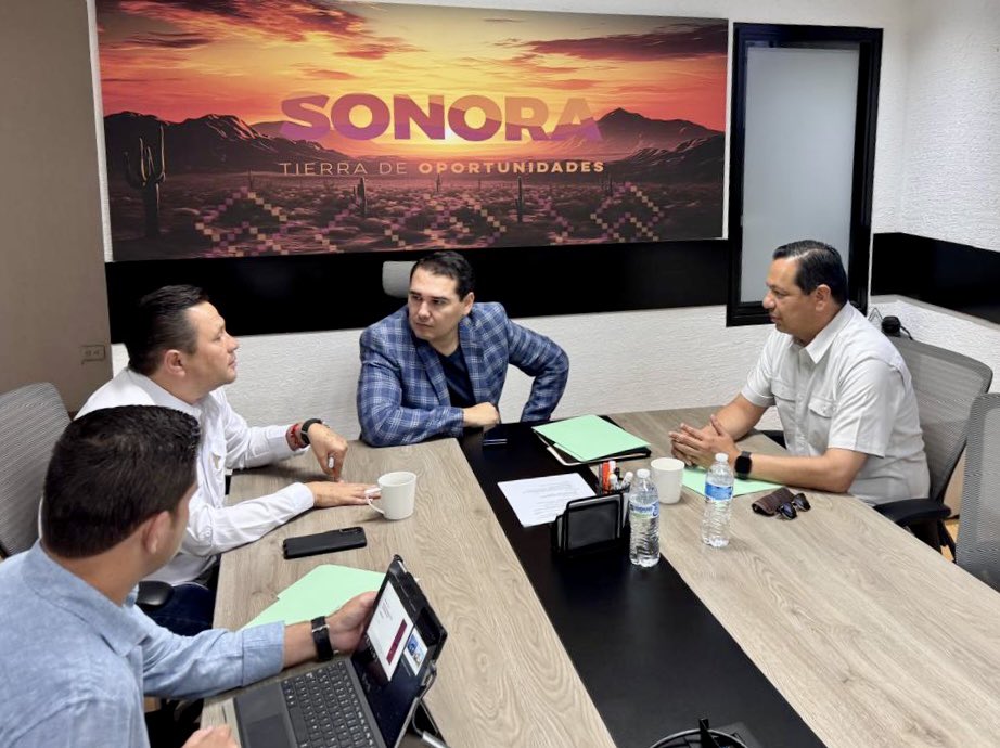 SNTE54mx's tweet photo. 🤝 El Profr. Javier Ceballos, Secretario General de la Sección 54 del SNTE, sostuvo una reunión de trabajo con el Secretario de Gobierno, Lic. Adolfo Salazar Razo, y el Director General de ISSSTESON, Mtro. Luis Osuna. 

01/02 https://t.co/fXMYP6qjQr