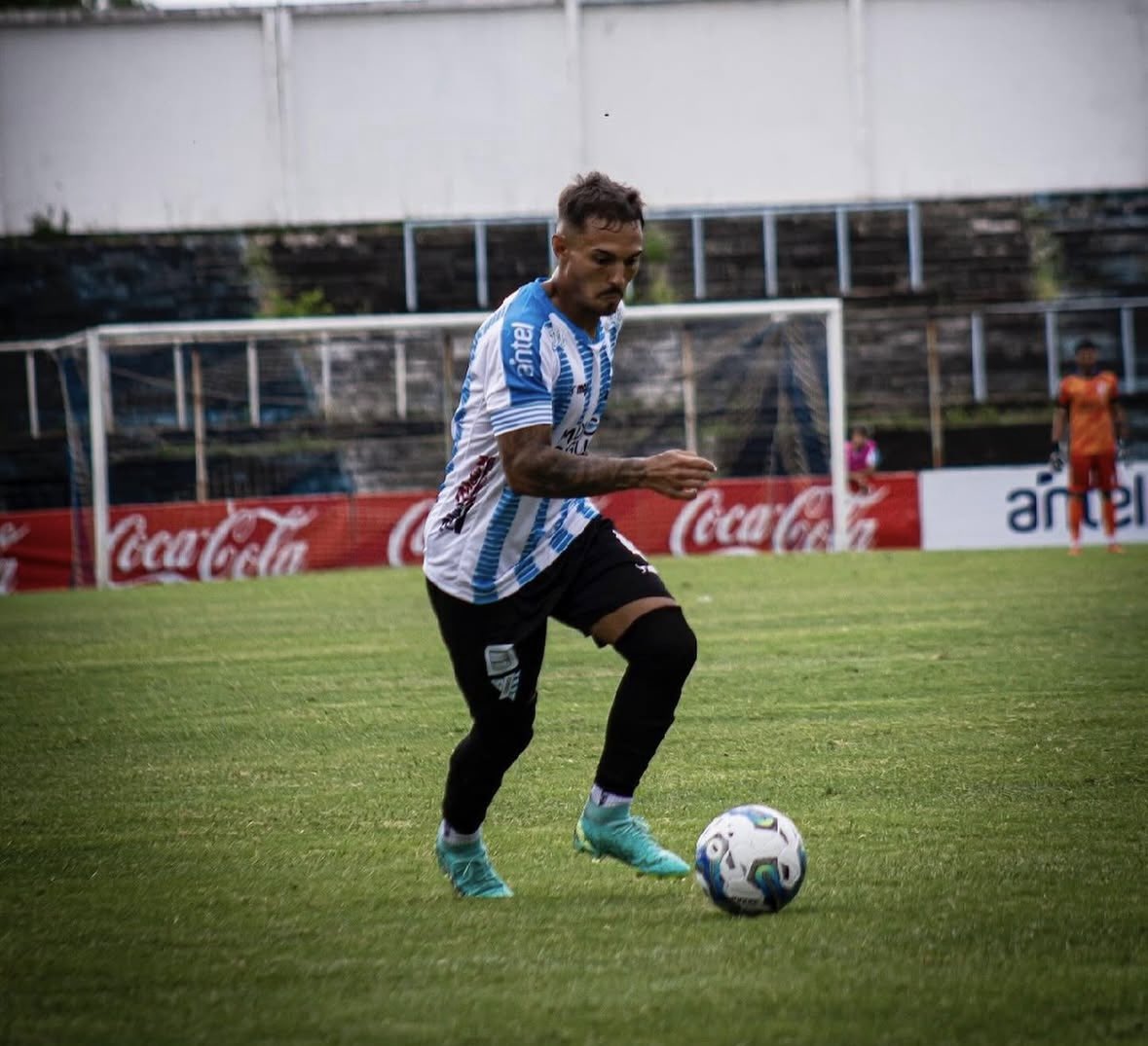 🚨Emiliano Álvarez, lateral derecho uruguayo de 24 años, es nuevo refuerzo de Unión. 
*️⃣Llega proveniente de Cerro y se espera que entre lunes y martes viaje para revisión médica y firma de contrato.