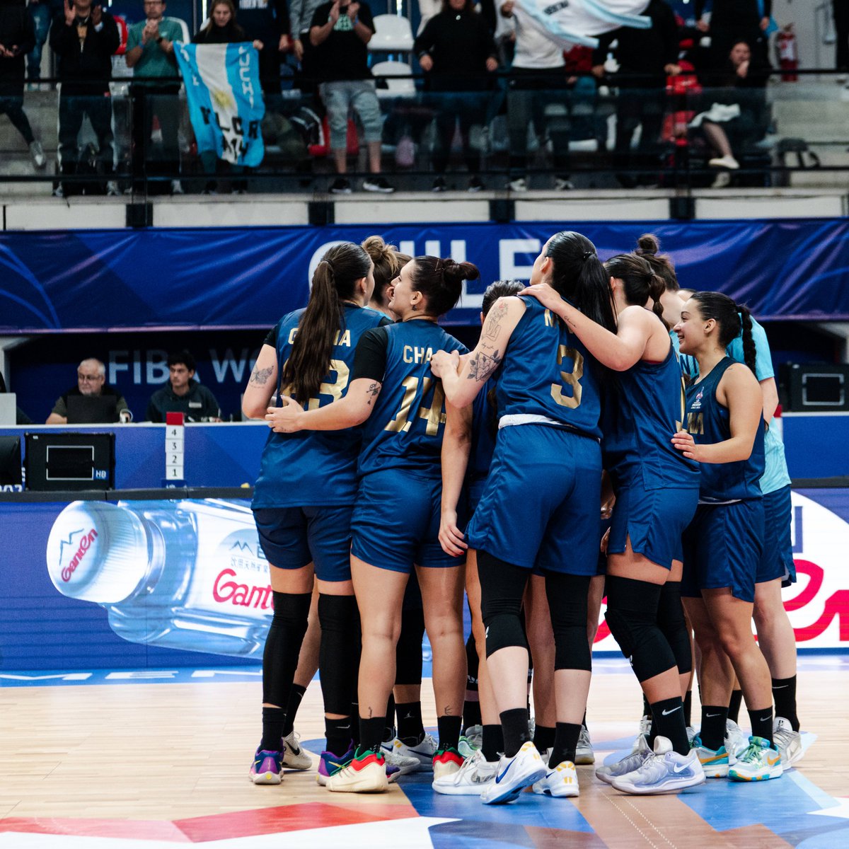 Haciendo el aguante!! Final del primer tiempo; 🇦🇷 24 - 🇵🇷 25. #vamoslaspibas 💪💪💪

#AmeriCupW #americup