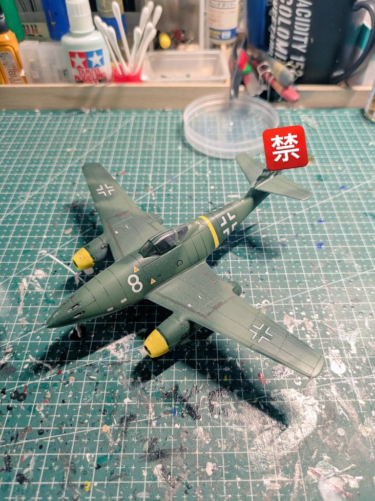 t_wakou's tweet image. 『メッサーシュミットMe262A-1a』が完成
某マークはご時世的に配慮し消しています。
初のジェットエンジンの戦闘機と言われている機体で独特なフォルムが好きです。
特に正面からみた三角形の胴体は今までにない機体形状
垂直尾翼の虎柄も本当は見てほしい…
#プラモデル