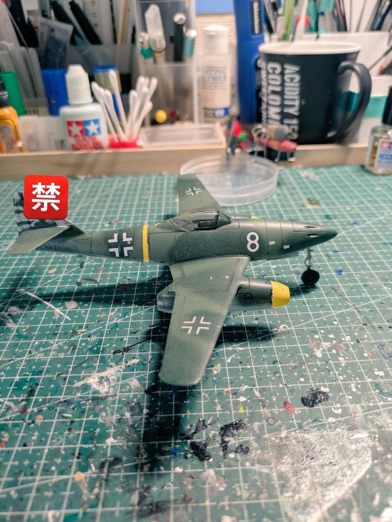 t_wakou's tweet image. 『メッサーシュミットMe262A-1a』が完成
某マークはご時世的に配慮し消しています。
初のジェットエンジンの戦闘機と言われている機体で独特なフォルムが好きです。
特に正面からみた三角形の胴体は今までにない機体形状
垂直尾翼の虎柄も本当は見てほしい…
#プラモデル