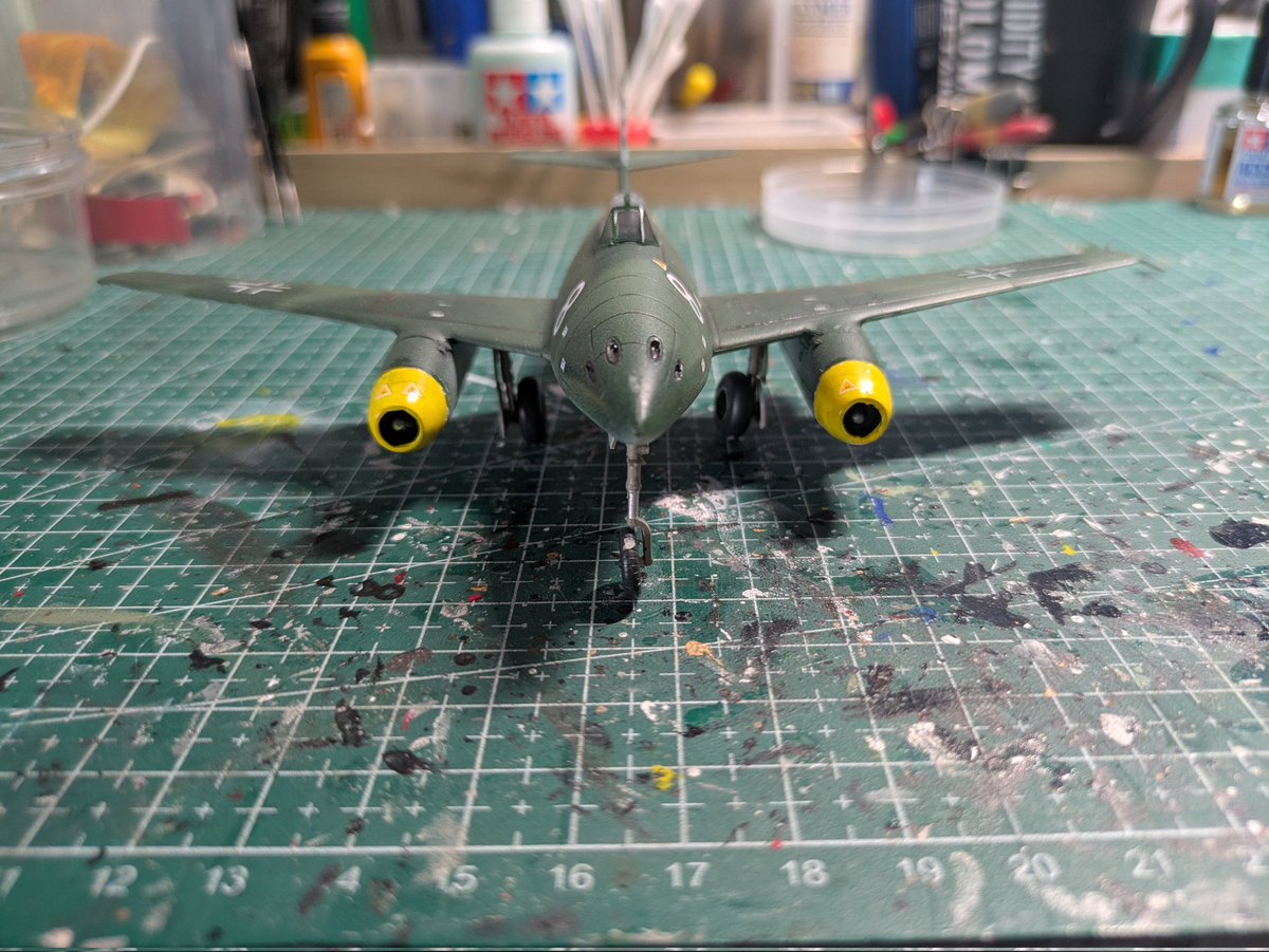 t_wakou's tweet image. 『メッサーシュミットMe262A-1a』が完成
某マークはご時世的に配慮し消しています。
初のジェットエンジンの戦闘機と言われている機体で独特なフォルムが好きです。
特に正面からみた三角形の胴体は今までにない機体形状
垂直尾翼の虎柄も本当は見てほしい…
#プラモデル