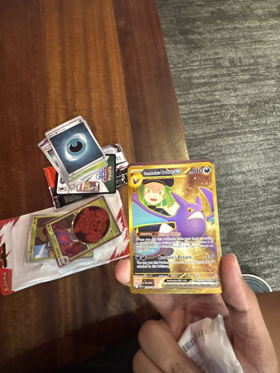 YY28453030's tweet photo. @BaBellew Got one sleeve from target for $5.99 (limit 1 per person) and got a gold crowbar. https://t.co/5ugXcbrfjS