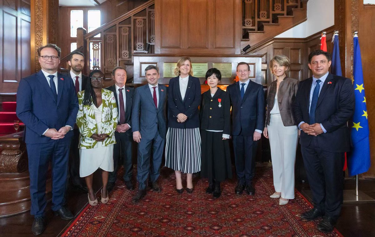 Remise des insignes de Chevalier dans l’ordre de la Légion d’honneur à la directrice de Power Station of Art Gong Yan par la Présidente de l’Assemblée nationale à #Shanghai. Félicitations à elle pour son parcours remarquable et son engagement en faveur des échanges culturels🇫🇷🇨🇳!