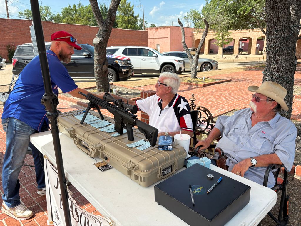 Had an incredible day in Jefferson, TX meeting the folks of East Texas and collecting signatures for my run for Congress in TX-01! 🇺🇸

We talked Second Amendment rights, the crushing cost of senior healthcare, and how to bring down inflation for hardworking families.

Honestly—I