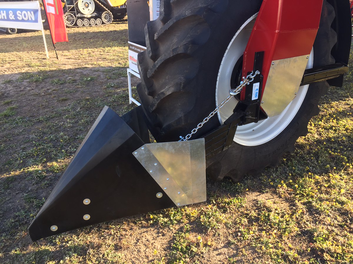 E-KAY CROP DIVIDERS🌱

Prevent crop damage by up to 90%. These lightweight, spring-loaded pivoting nose cones trip over obstacles such as washouts, lodged materials and road crossings.

E-Kay crop dividers on your Miller Nitro can minimise crop damage and yield loss by up to 90%.