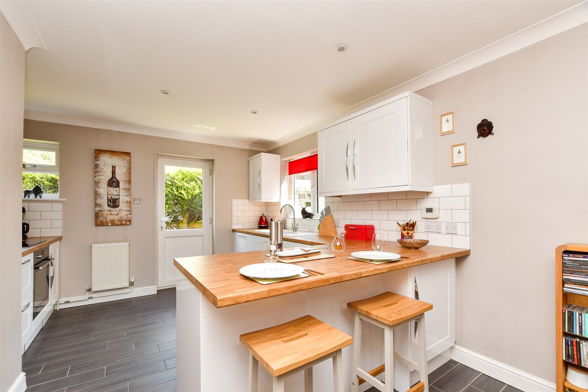 🏡 4 Bedrooms | Crowborough, East Sussex

Modern detached house with off-road parking, a garage, and a landscaped garden with a new patio ideal for those summer BBQs with family and friends.

Find out more and book your viewing:
👉 birdeye.cx/vzivwu