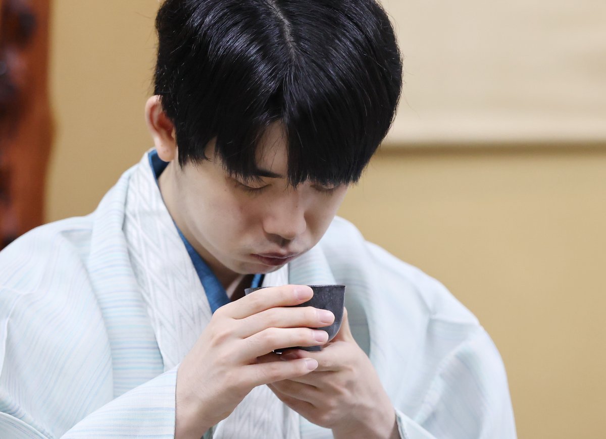 #王位戦第1局 対局前、永瀬九段は対局場で和服の着付けを行うために、少し早めに対局場入り。
藤井王位は少し時間がたってから、和服で対局場に入りました。
初手にはプレミアムツアーの参加者や地元協賛社の関係者らが立ち会い、厳粛な雰囲気の中、対局開始を見守りました。
