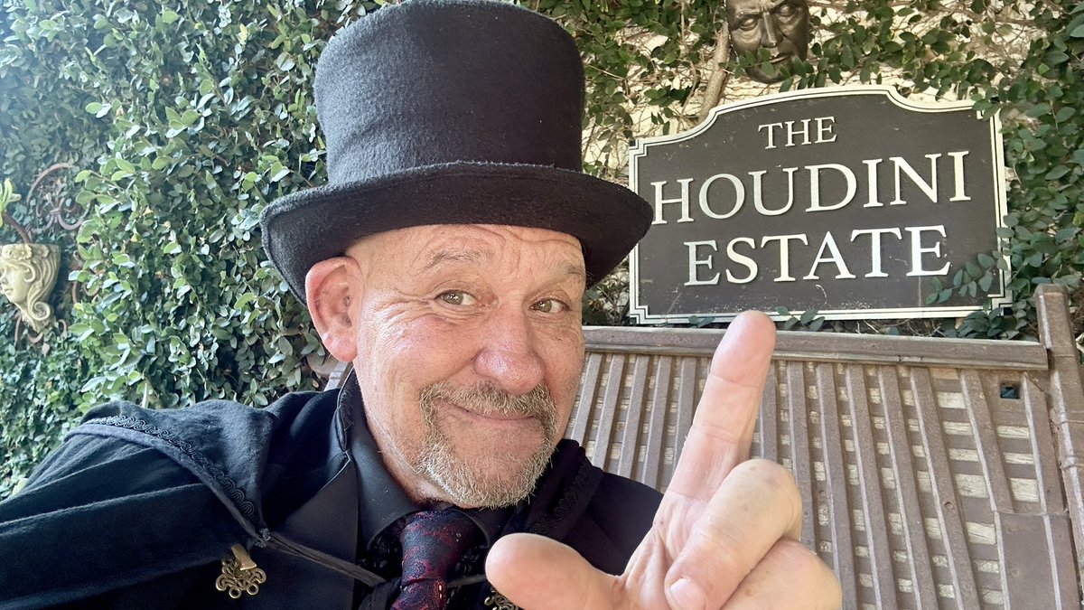 BrandonJayScott's tweet image. Its magic time @houdiniestate