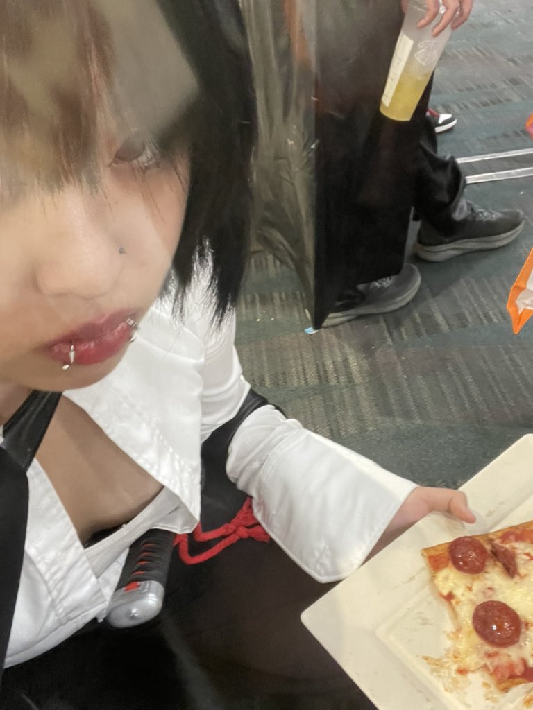 cons r so funny cuz wym im eating pizza on the floor while some guy shit talks his cousin over the phone