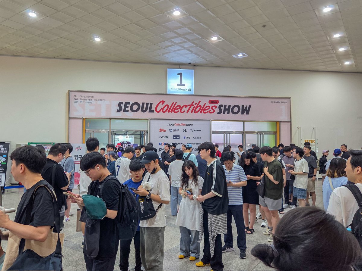 kbocollections's tweet image. A pretty big line to get into the first day of the Seoul Collectibles Show.