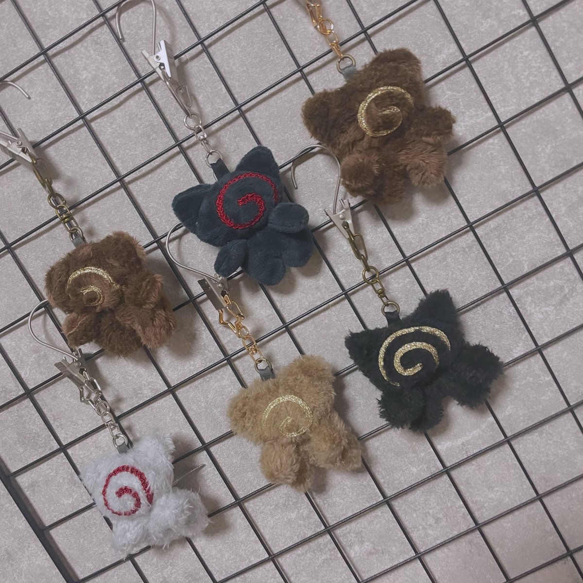 ぐるぐる🌀🌀
異世界に迷い込みそうな渦巻きが好きです。

ぬいぐるみの顔がぐるぐるなのは目を合わせられない、悩む（ぐるぐる考え続ける）、
現実逃避、イマジナリーフレンドなどがテーマだからです。
みんな動物に擬態している異形の何かなのです。
可哀想可愛い。