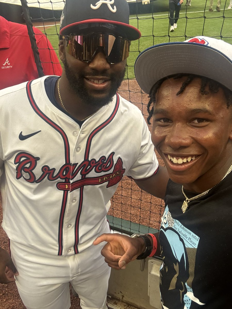 2025 has been pretty cool so far. This journey isn’t always pretty, but moments like these make it worth it. One finger, one pinky, one thumb… one love🤘🏿