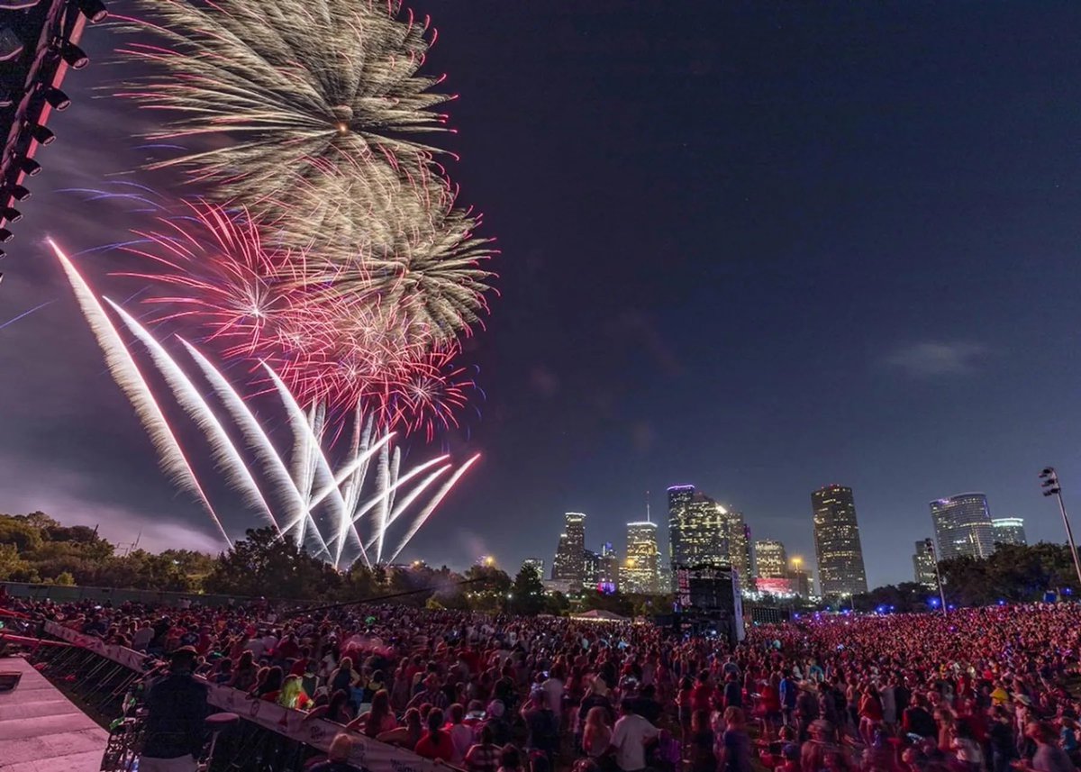 DanceSportUSA's tweet photo. From all of us at HDSM, Happy 4th of July, America! 🇺🇸 

#4thofJuly #IndependenceDay #USA #America https://t.co/oIhj5rsaNo