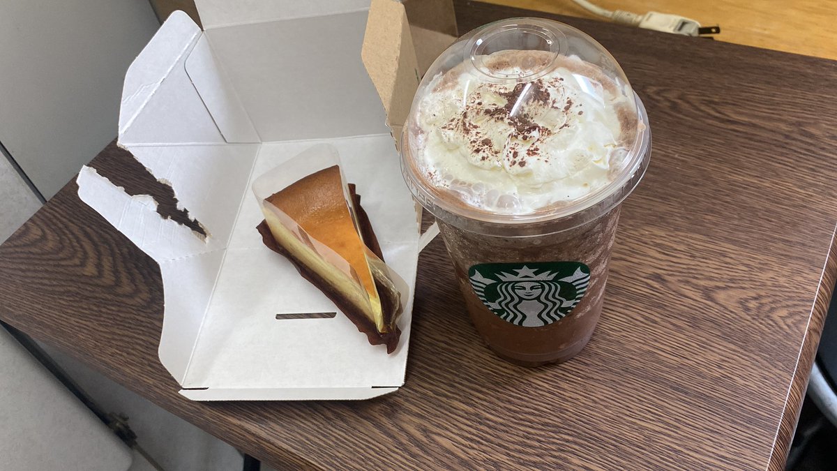 実家に帰ってきたので人生初のスタバでも飲んでみますかね😀
もちろんベンティで⇽さっき覚えた