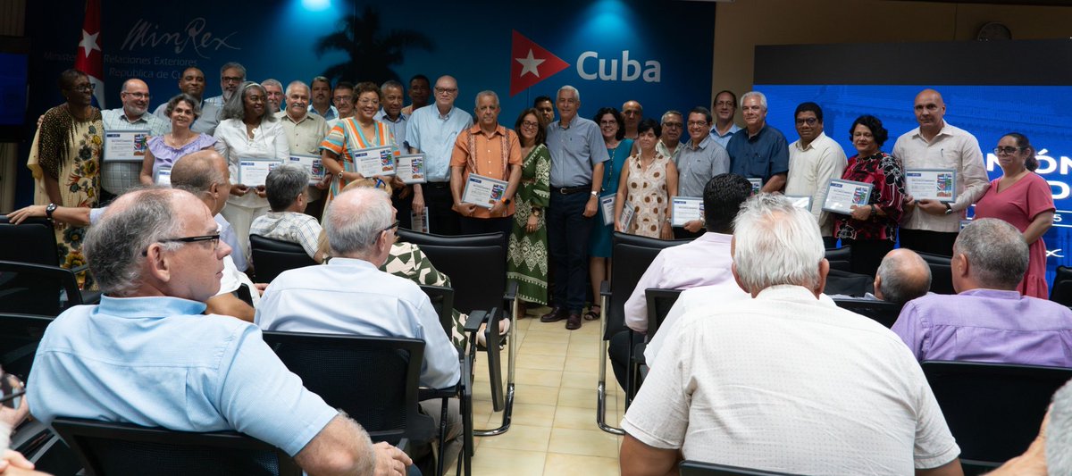 En jornada de clausura de la Reunión de Jefes y Jefas de Misiones de <a href="/CubaMINREX/">Cancillería de Cuba</a>, reconocimos a las Embajadas destacadas en su desempeño en 2024.

Exhortamos a todos a seguir trabajando duro, con dedicación, exigencia y resultados, por el pueblo de #Cuba y la Revolución.
