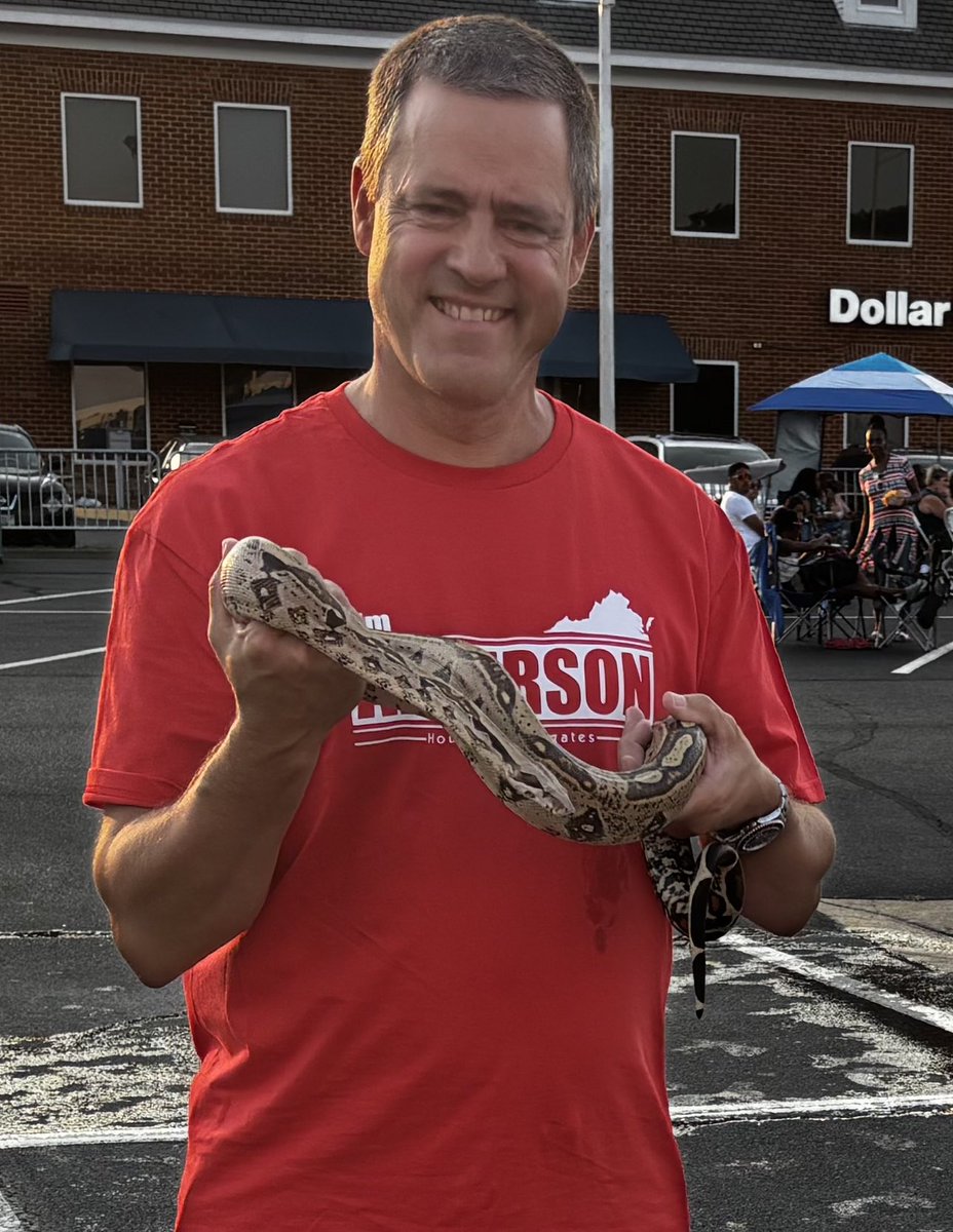 AssocAnderson's tweet image. Gotta get used to handling snakes again before I go back to Richmond next year!