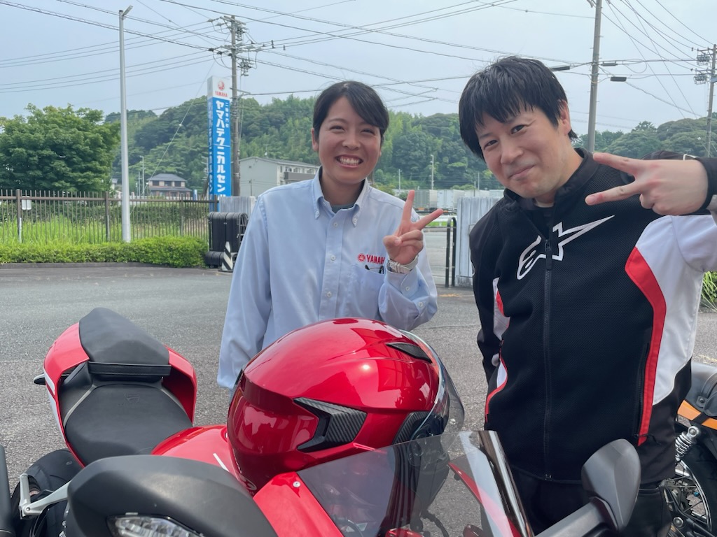 先月卒業した方が「バイクを購入した！」と、真っ赤なバイクに乗って