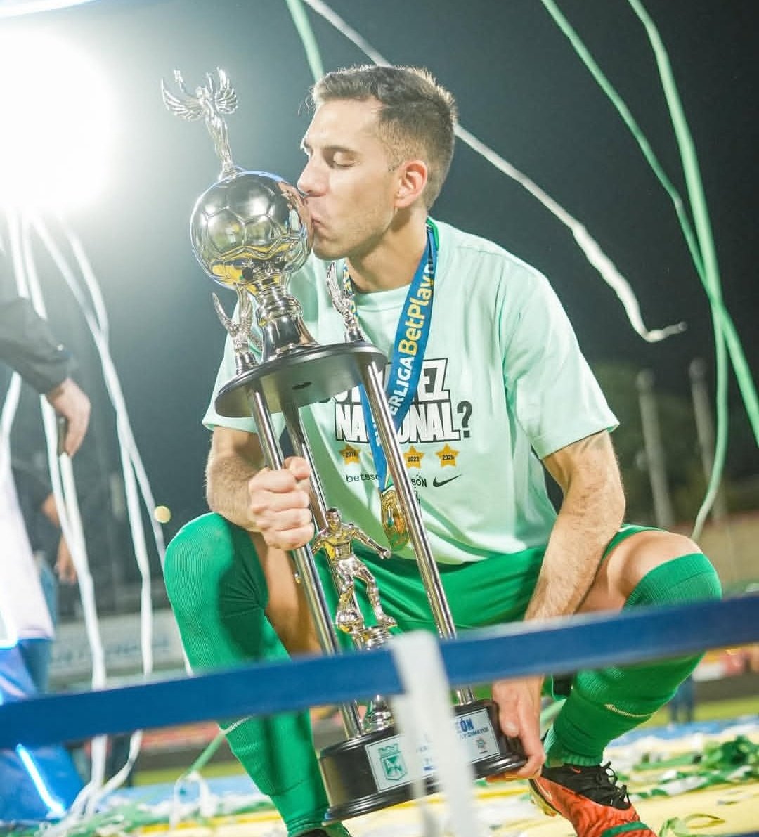 marea_verde_y_blanco (@_marea_verde_) on Twitter photo 🚨 LO ÚLTIMO EN ATLÉTICO NACIONAL ES SONBRE FELIPE AGUIRRE 🚨
🚨 A esta hora viaja Felipe Aguirre a Brasil con escala en Lima. Llegará a presentar exámenes médicos en Paranaense y <a href="/nacionaloficial/">Atlético Nacional</a> conservará un 10% en una futura venta. Éxitos a Pipe ⚽️💚🤍 🚨 LO ÚLTIMO EN ATLÉTICO NACIONAL ES SONBRE FELIPE AGUIRRE 🚨
🚨 A esta hora viaja Felipe Aguirre a Brasil con escala en Lima. Llegará a presentar exámenes médicos en Paranaense y <a href="/nacionaloficial/">Atlético Nacional</a> conservará un 10% en una futura venta. Éxitos a Pipe ⚽️💚🤍