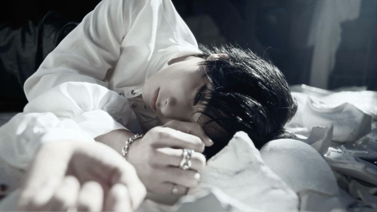 _hyninxann's tweet photo. #hyunin au || reflejo silencioso

una lesión acaba con jgn, el mejor bailarín de seúl. el nombre de hyn empieza a estar en boca de todos. se conocen. se enamoran. pero hay un problema: amar al chico que vive tu sueño es también desear verlo caer como tú lo hiciste. https://t.co/24Is4UQ1PL