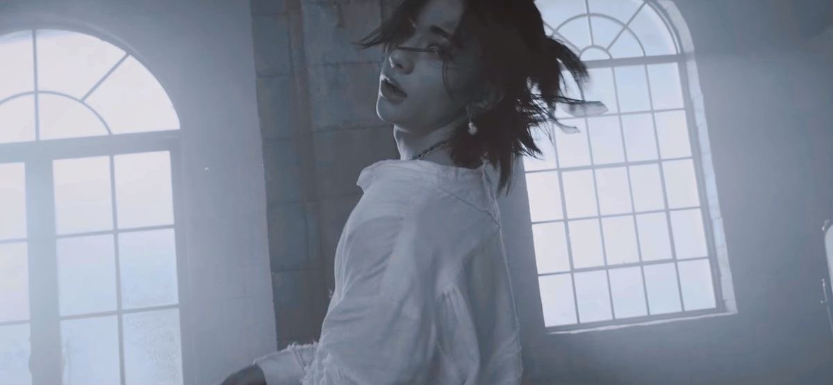 _hyninxann's tweet photo. #hyunin au || reflejo silencioso

una lesión acaba con jgn, el mejor bailarín de seúl. el nombre de hyn empieza a estar en boca de todos. se conocen. se enamoran. pero hay un problema: amar al chico que vive tu sueño es también desear verlo caer como tú lo hiciste. https://t.co/24Is4UQ1PL