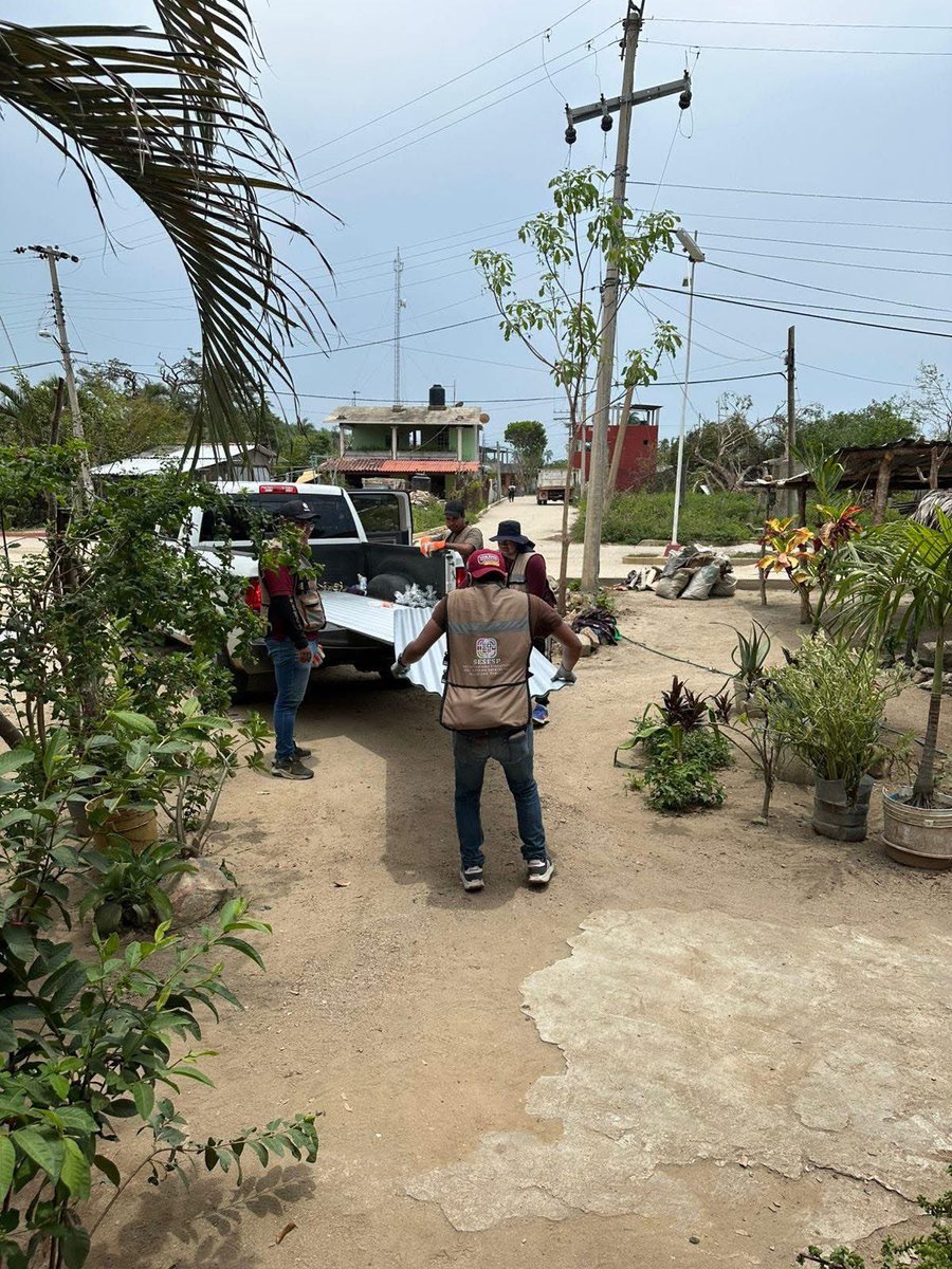 LA UNIDAD DEL PUEBLO OAXAQUEÑO PONE A LA COSTA DE PIE
Hoy en la comunidad de Collantes, Santiago Pinotepa Nacional, el equipo del Secretariado Ejecutivo Oaxaca hizo entrega de láminas para apoyar en la reconstrucción de techos afectados por el huracán Erick.