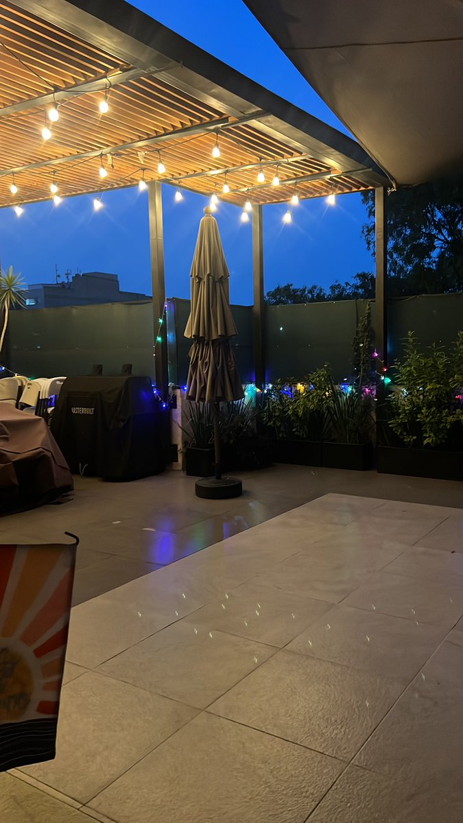 StuntGirlMojo's tweet photo. Como es viernes … prendí las luces de mi roof para que los vecinos crean que tengo fiesta y que … el cuerpo lo sabe 🤣🤣 https://t.co/GWMpNhijRo