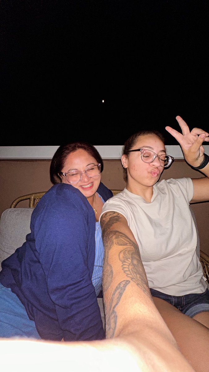sajylno's tweet image. sitting on a patio with your bestie  &amp;amp; watching the jonas brothers = immaculate vibes🙂‍↕️🙂‍↕️🙂‍↕️