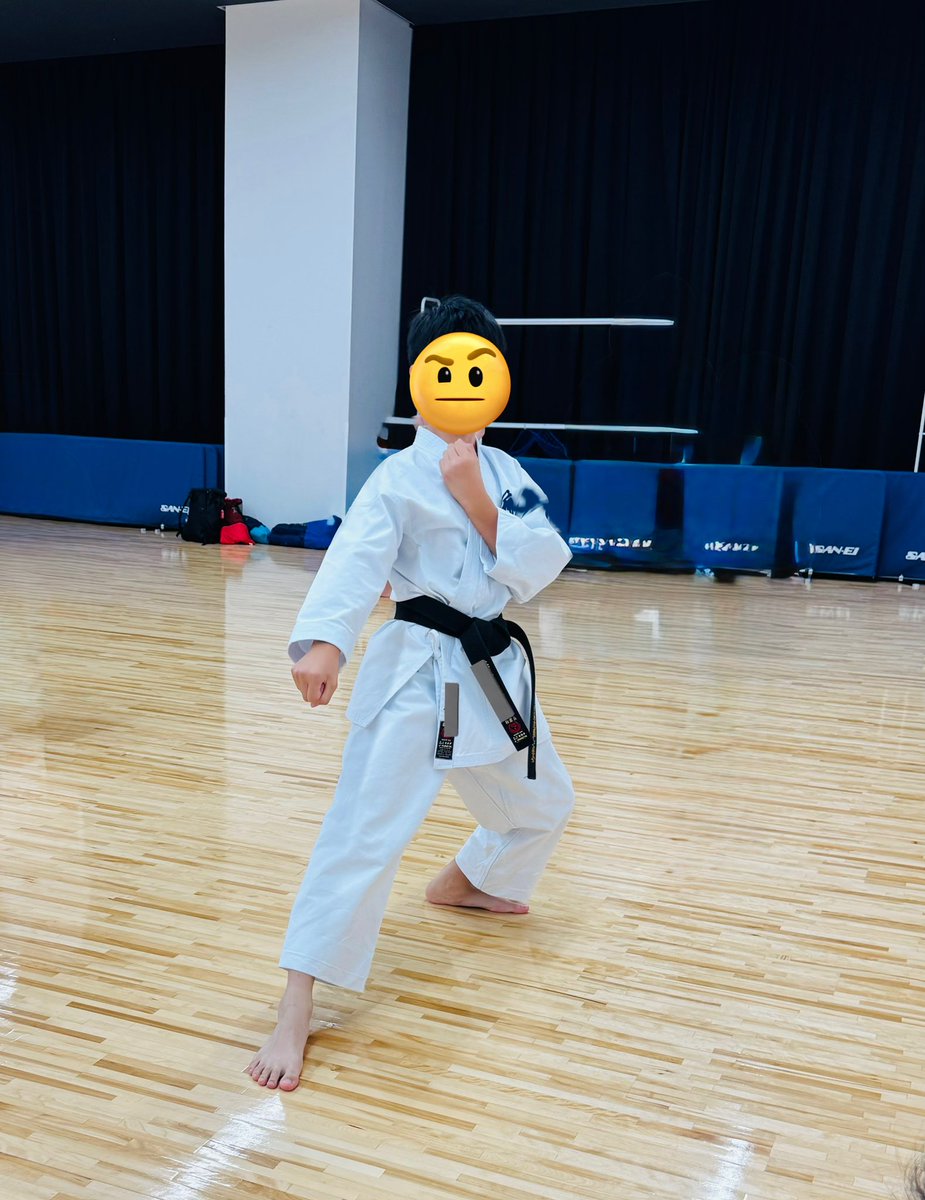 本日は段位審査会でして、アップ中の写真を撮ったのです。
iPhoneのクリーンアップて消しゴム機能だったのね！
周りの人にモザイク掛けるより早いわ😊

床の反射は目立つのだけ消したから微妙に心霊写真化してしまったな😂