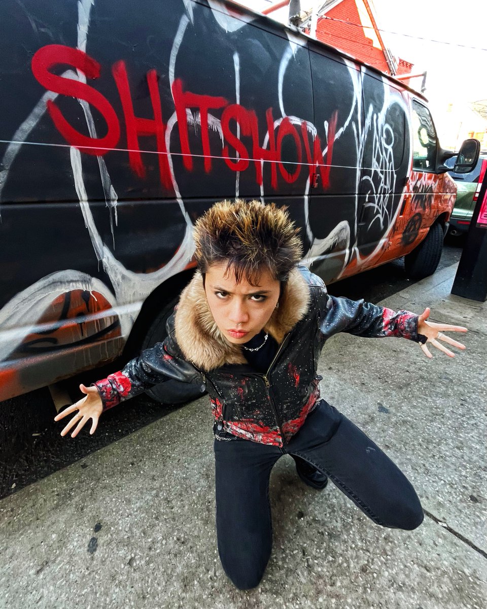 Meet Feura — punk, grunge, alt-rock &amp; 🔥
 🎸 Played 40+ shows this year (Pride Toronto, Horseshoe Tavern)
 🎧 Debut single “SMASH” drops June 24
 🎤 EP this August, album Spring 2026
🎟 Catch her at #HoneyJam2025: bit.ly/HoneyJam2025Ti…