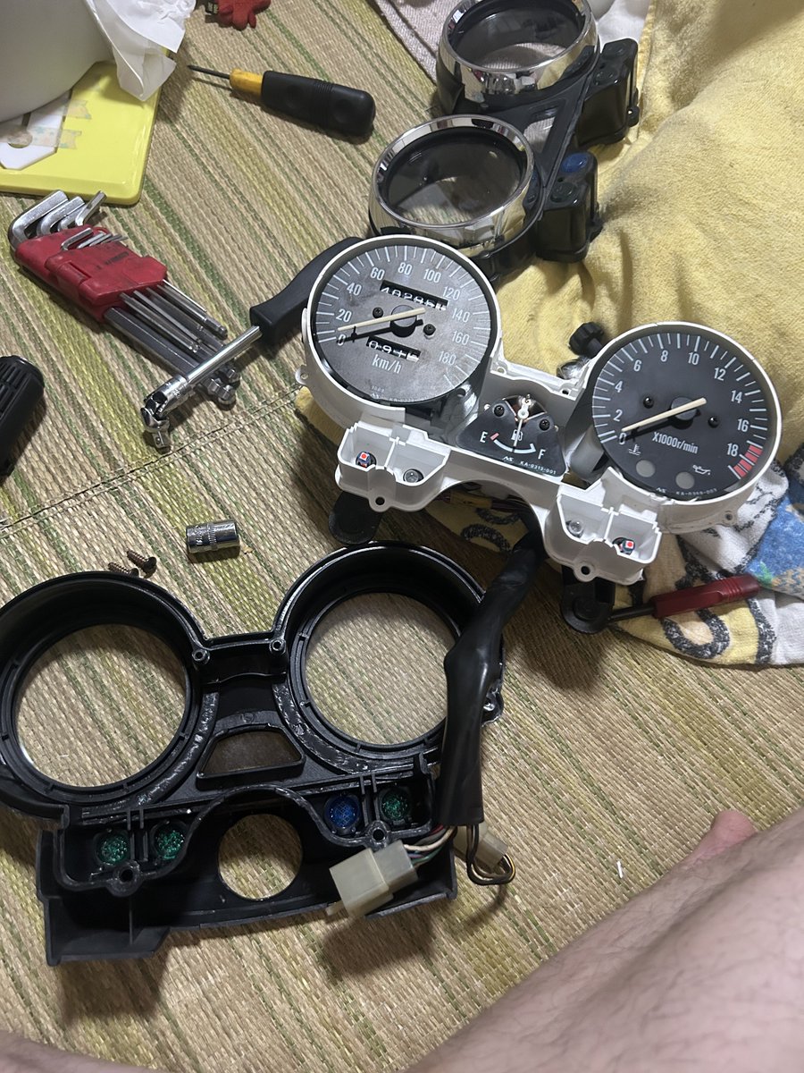 メーターバラしてる写真ってなんかすごいバイクいじれる人ような気分になる。