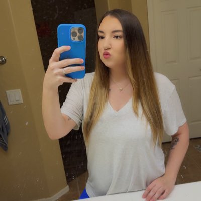 lauraebeber's tweet photo. #NewProfilePic https://t.co/UQWT4CrIQC
