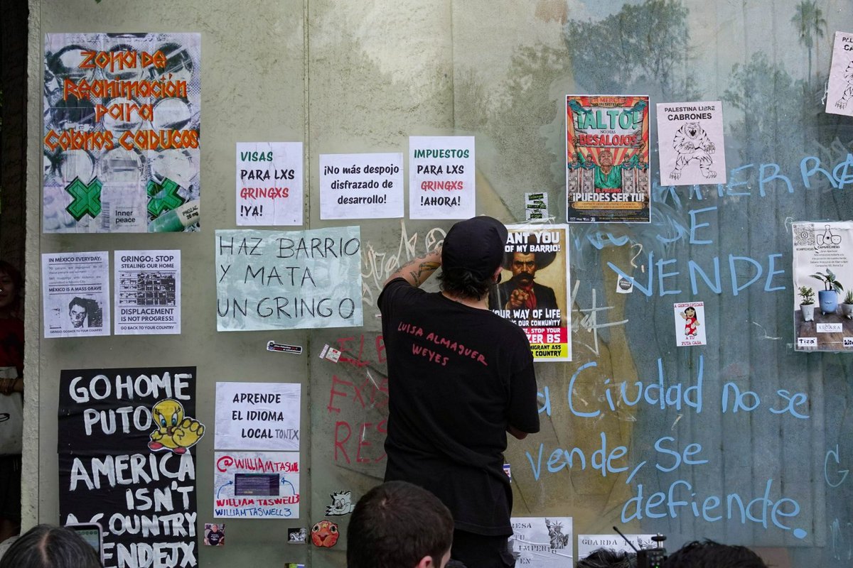 🏙️✊ “¡Fuera gringos!”: protestan contra la gentrificación en CDMX
Vecinos de Doctores, Obrera, Roma y Condesa marcharon en Parque México para rechazar el alza en rentas y servicios por la llegada masiva de extranjeros.
📸 Cuartoscuro