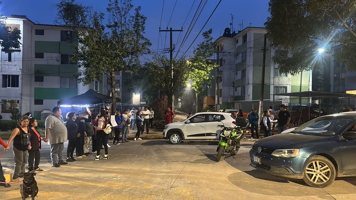 ssptransitover's tweet photo. #Entérate 📣 Manifestantes cierran paso a vehículos 🚧🚗 sobre calle Joaquín Arroniz en la unidad Jardines de #Xalapa ⛰️

✅ Nos encontramos en la zona dando apoyo y seguridad vial. 🚔

#SSPVER 👮🏼‍♂️Nuestra Misión es Preservar tu Seguridad. ❤️ https://t.co/zR3D7vxan4