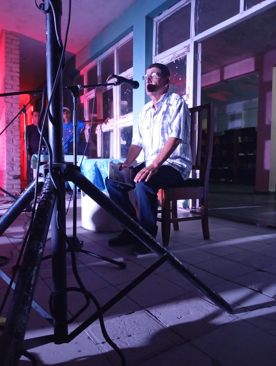 IrenaldoRodrig1's tweet photo. #AhoraMismo  entre canciones y lecturas de poesias se hace un pequeño espacio muy céntrico en el pueblo donde el historiador local Bárbaro Pérez Colina realiza la presentación de su libro "Explorando Fomento
#VeranoSiempreJoven
#SanctiSpíritusEnMarcha https://t.co/NE3gOpVEHd