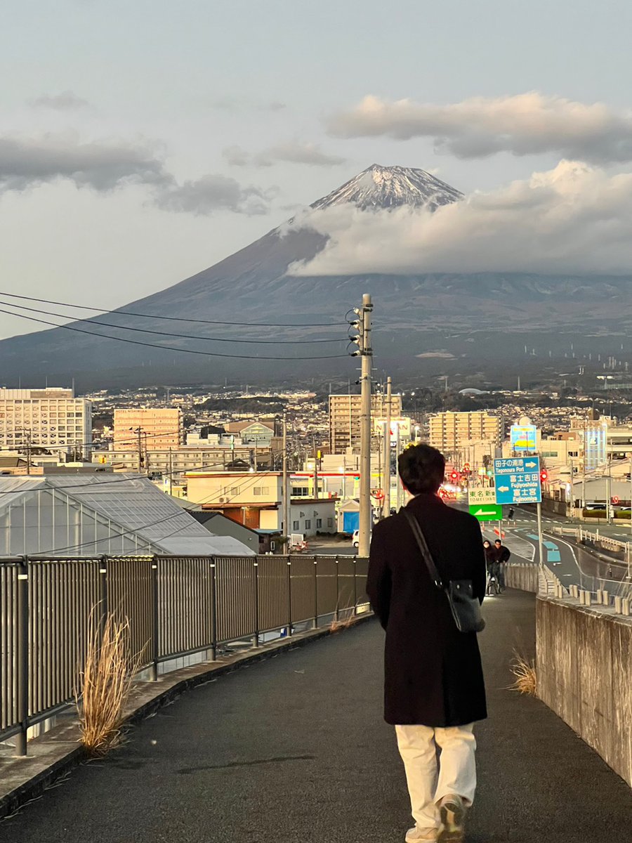 [필독] 일본 여행객 필수 지진대피 요령 ‼ 
도쿄 여행 / 오사카, 후쿠오카 방문 예정자 주의하세요

(저도 9일뒤 일본여행 가서 메모용)
리트윗 + 북마크해서 꼭 기억하기!!

일본여행 갈 때 꼭 알아야 할 지진 생존수칙⚠️

- 건물 안이라면 탁자 아래로, 유리·간판에서 떨어지기
- 건물 밖에 있으면