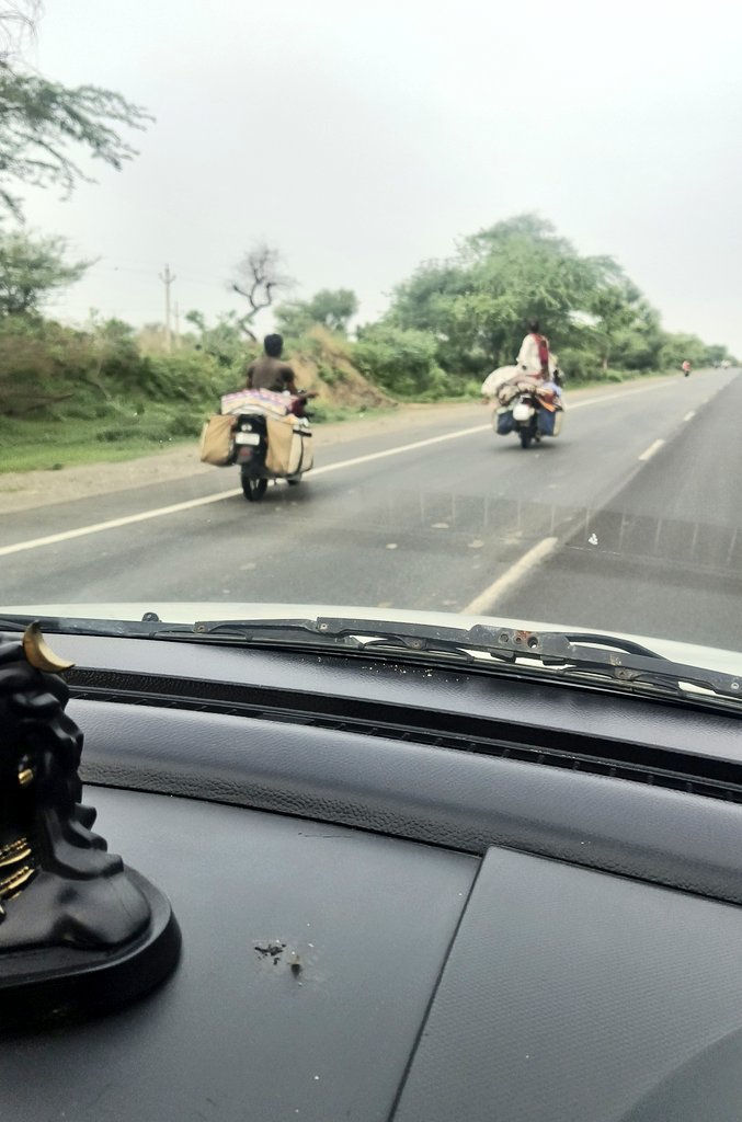 सुबह-सुबह कमाने निकल गई है चलती फिरती दुकानें 😍🤗
