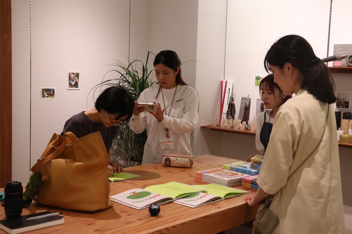 柴田ケイコさんとの
打ち合わせ中のひとコマ❤️‍🔥

6月29日(日)に、
個展会場となるTAG STORE イオンモール徳島店へお越しいただきました😮