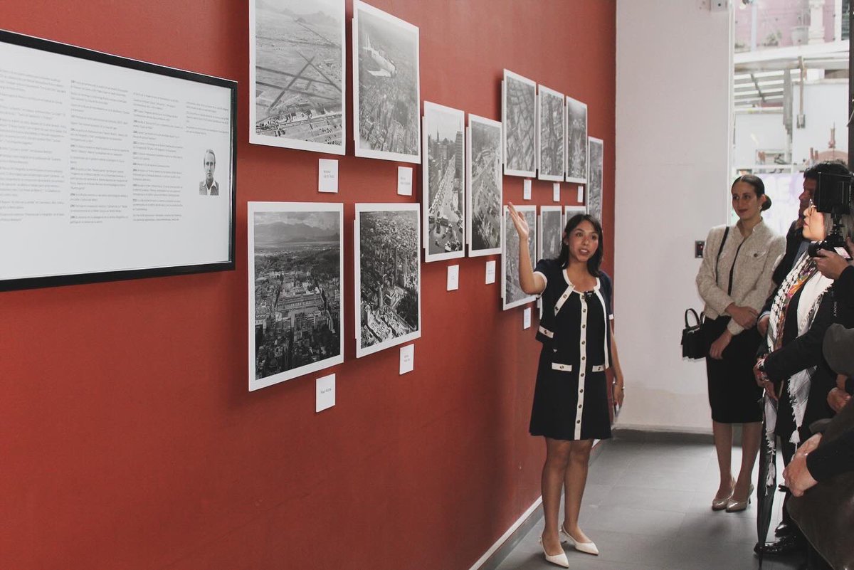 kasmexiko's tweet image. 🏆 El Premio Walter Reuter reconoce el periodismo comprometido con la democracia en México.
📸 Visita la exposición «Desde el cielo», con imágenes del archivo de Reuter, en el Goethe-Institut Mexiko
Un homenaje a la libertad de expresión.
#PremioWalterReuter #DesdeElCielo